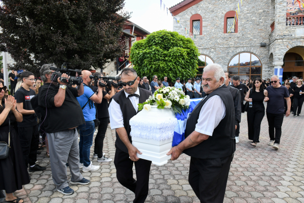 Γυναικοκτονία στη Δράμα: Θρήνος στην κηδεία της 45χρονης αστυνομικού - Τραγικές φιγούρες τα παιδιά της