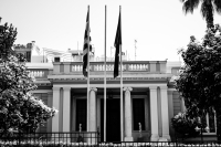 Το Μαξίμου αδειάζει πάλι τους γαλάζιους της εξεταστικής