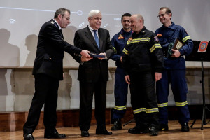 Εθελοντές πυροσβέστες βράβευσε ο Προκόπης Παυλόπουλος παρουσία Ιερώνυμου