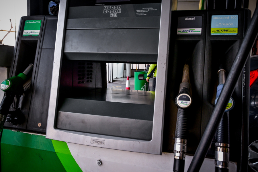 Συνεχίζεται η άνοδος του πετρελαίου - Πάνω από τα 2 ευρώ η μέση τιμή της αμόλυβδης