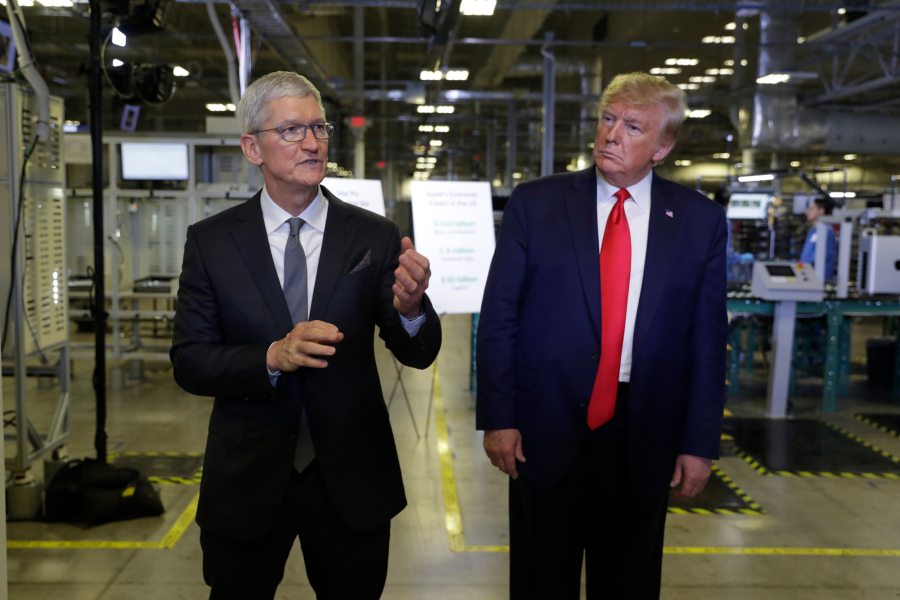 Ο Ντόναλντ Τραμπ απειλεί την Apple με δασμούς