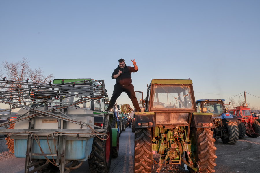 Οι αγρότες χαλαρώνουν τα μπλόκα για τους εκδρομείς – Ενωμένοι και αποφασισμένοι μετά τις γιορτές