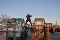 Οι αγρότες χαλαρώνουν τα μπλόκα για τους εκδρομείς – Ενωμένοι και αποφασισμένοι μετά τις γιορτές