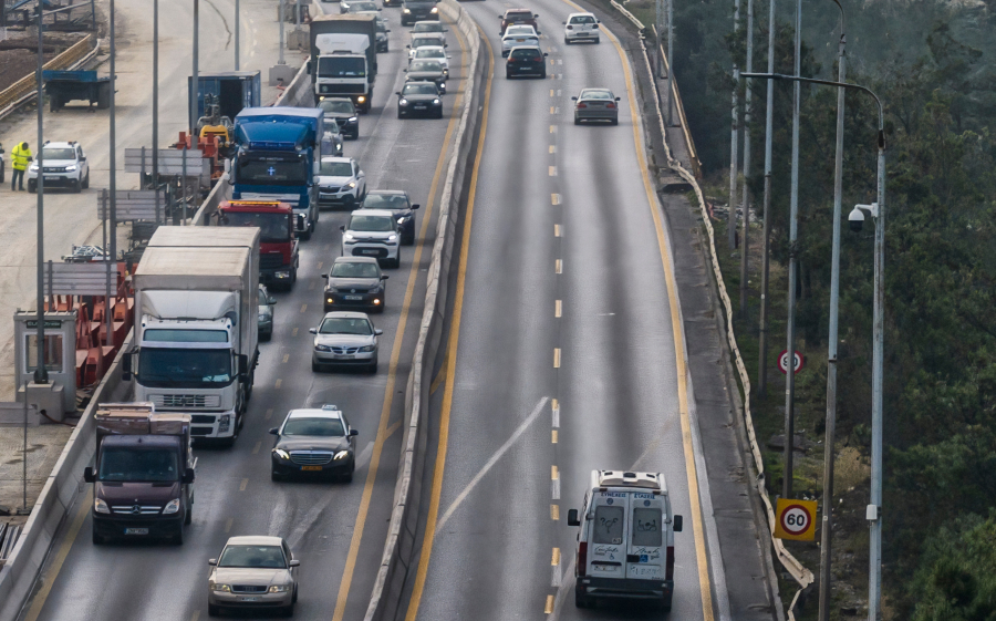 Θεσσαλονίκη: Καραμπόλα οκτώ ΙΧ στην περιφερειακή οδό - 5 τραυματίες