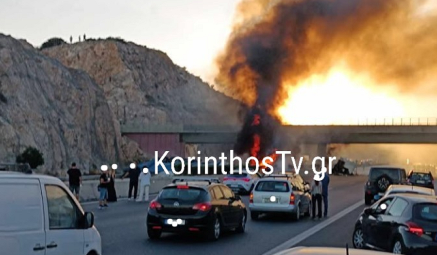 Εθνική Αθηνών - Κορίνθου: Ανατροπή νταλίκας, τυλίχθηκε στις φλόγες (Βίντεο)