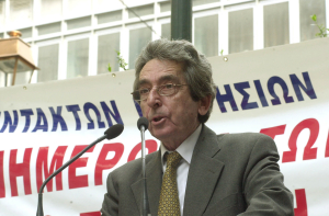 Σε κλίμα συγκίνησης η πολιτική κηδεία του Αρ. Μανωλάκου - Ο συγκινητικός επικήδειος του Σ. Φάμελλου