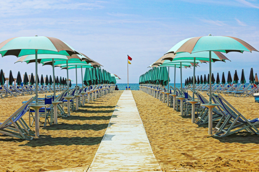 Σε δημοπρασία δημοφιλείς παραλίες: Στο «σφυρί» ξαπλώστρες, καντίνες και θαλάσσια σπορ