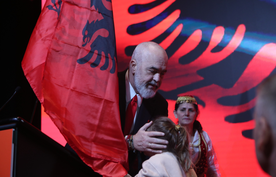 Νέα φιέστα Έντι Ράμα στη Θεσσαλονίκη: Τον υποδέχθηκαν με σημαίες, χαμόγελα και χορούς