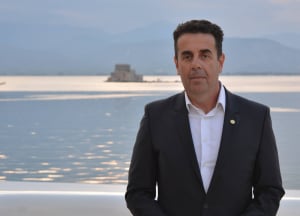 Αυτοδιοικητικές εκλογές 2023: Πρώτος ο Κωστούρος στο Ναύπλιο που άφηνε περιττώματα στην πόρτα του αντιπάλου