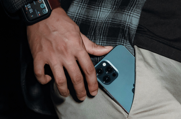 Εντόπισε και κατήγγειλε μισή ντουζίνα κλέφτες στην επιχείρησή του, μέσω... mobile app