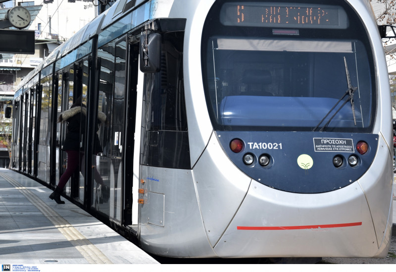 Ξεκινούν εκ νέου τα δρομολόγια του τραμ από και προς το Σύνταγμα