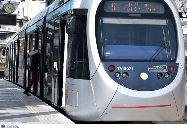 Ξεκινούν εκ νέου τα δρομολόγια του τραμ από και προς το Σύνταγμα
