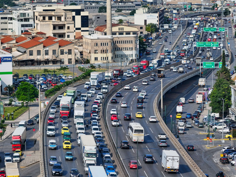 Κίνηση τώρα: Ανατροπή φορτηγού στα Οινόφυτα - Κυκλοφοριακό χάος