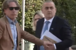 Η στιγμή που διαδηλωτής πετάει αυγά και γιαούρτι στον Φρέντι Μπελέρη (βίντεο)