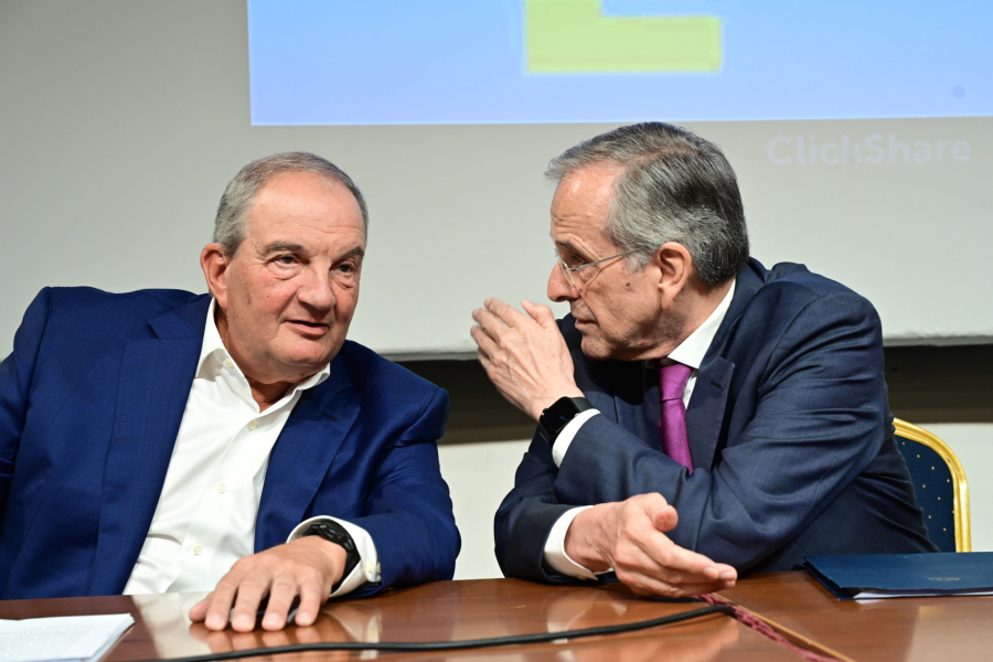 Στον αέρα τα «ανοίγματα» σε Καραμανλή - Σαμαρά