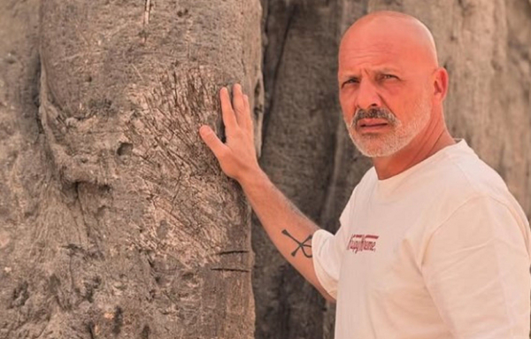 Η επιστροφή του Νίκου Μουτσινά στο θέατρο