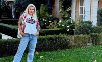 Ελένη Μενεγάκη: Η πόζα μπροστά από τον καθρέφτη – Λαμπερή ντυμένη στα χακί