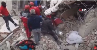 Σεισμός Τουρκία: Συγκλονιστικό βίντεο με διασώστες που καταπλακώνονται από ερείπια που καταρρέουν