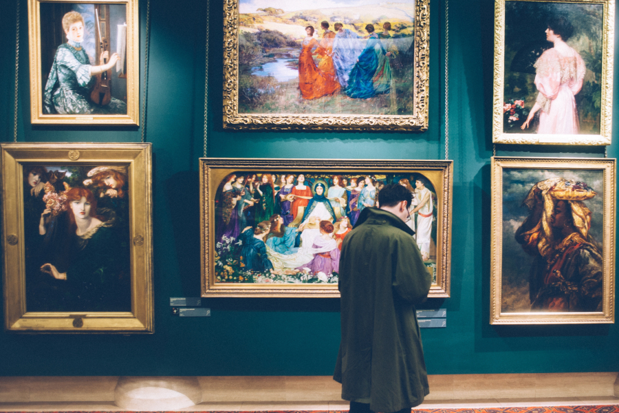 Κολωνάκι: Συνελήφθη διάσημος γκαλερίστας μετά από έφοδο της αστυνομίας σε αποθήκη του