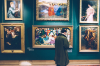 Κολωνάκι: Συνελήφθη διάσημος γκαλερίστας μετά από έφοδο της αστυνομίας σε αποθήκη του