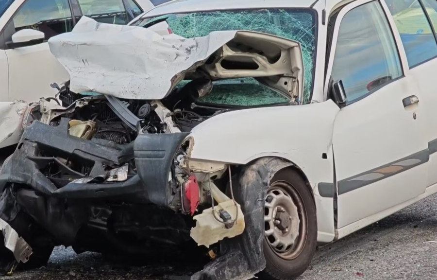 Εικόνες από το σοκαριστικό τροχαίο με τους δύο νεκρούς στην Κατεχάκη