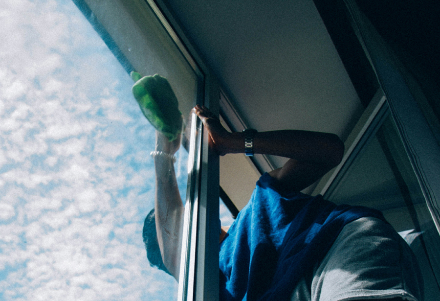 10 μύθοι για το καθάρισμα: Οι εφημερίδες για τα τζάμια, το ξίδι και άλλα «κόλπα» που δεν ισχύουν