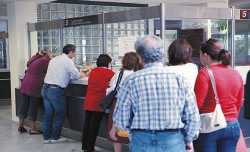 Άνεργος παρέδωσε συμβολικά το παιδί του στην εφορία