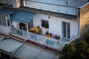 Είδος προς εξαφάνιση τα σπίτια αλλά η ολιγωρία του κράτους κρατά εγκλωβισμένες χιλιάδες κατοικίες