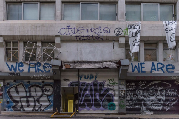 Κατάληψη Μπουμπουλίνας: Εικόνες από το κτίριο που εκκένωσε η ΕΛΑΣ