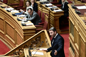 Βουλή: Άγρια κόντρα Ανδρουλάκη - ΝΔ για υγεία και υπερκέρδη τραπεζών