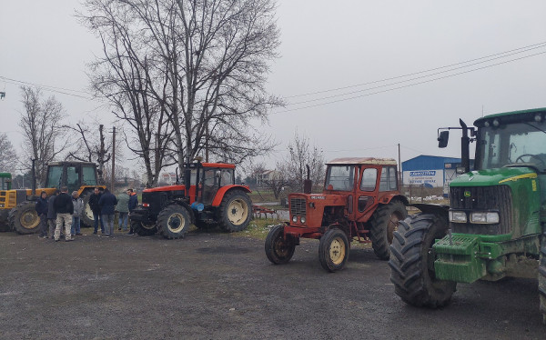 Ελάχιστα τα τρακτέρ που παρατάχθηκαν στον Ε65 - Σε αναμονή σε επαρχειακή οδό οι αγρότες