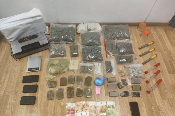 Αθήνα: Συνελήφθη 27χρονος, παρέλαβε ταχυδρομικό δέμα με σχεδόν 2 κιλά κάνναβης