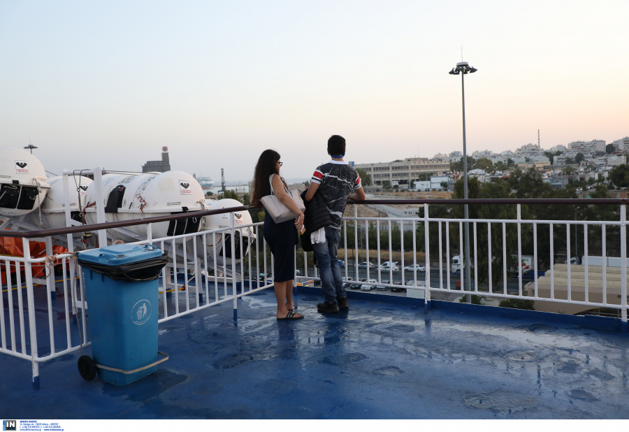 «Άπιαστο όνειρο» τα νησιά για τους Έλληνες, κοσμοπλημμύρα στο Αιγαίο αλλά μόνο με τουρίστες