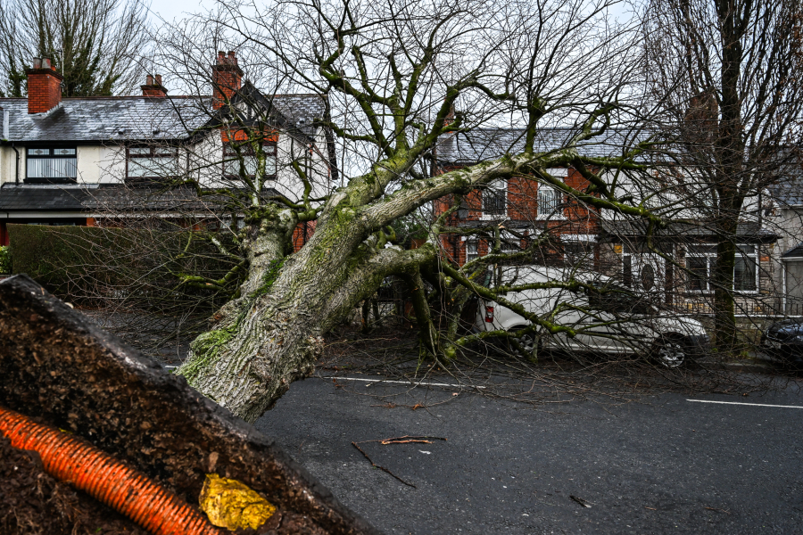 Καταιγίδα Éowyn: Σαρώνει Βρετανία - Ιρλανδία, ακυρώθηκαν πάνω από 1.000 πτήσεις