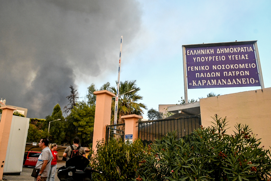 Φωτιά στην Πάτρα: Κανονικά σε λειτουργία το Καραμανδάνειο - Επέστρεψαν οι ασθενείς μετά την εκκένωση
