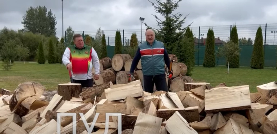 Σάλος με ειρωνικό βίντεο του Λουκασένκο: «Kόβω ξύλα για να σας βοηθήσω μην πεθάνετε από το κρύο»