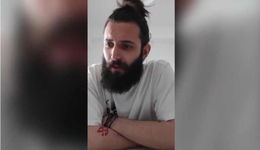 Επέζησε στα Τέμπη, προσήχθη από αστυνομικούς στην πορεία - «Τα ρούχα πότισαν δικτατορία»