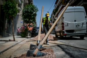Νέα έκτακτα μέτρα για τον καύσωνα - Πού είναι υποχρεωτική η παύση εργασιών