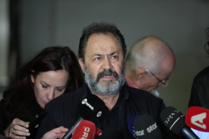 Άκαρπη η συνάντηση Χατζηδάκη, Τσιάρα με αγρότες από την Κρήτη - Συνεχίζουν στα μπλόκα