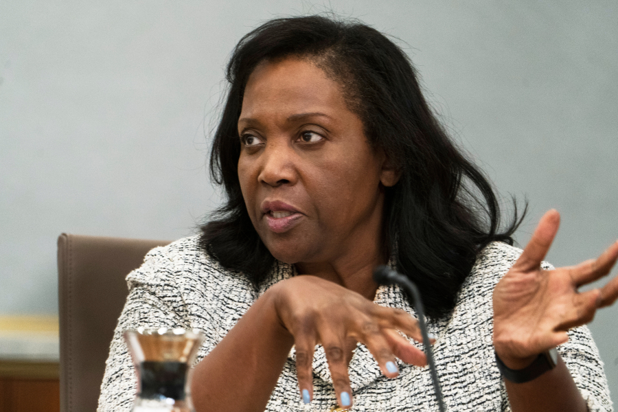 Ο Ντόναλντ Τραμπ απέλυσε τη διοικήτρια της Fed, Λίζα Κουκ