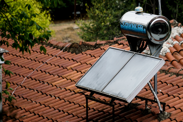 Επιδότηση ηλιακού θερμοσίφωνα: Πότε βγαίνουν τα αποτελέσματα για τα voucher έως 904 ευρώ