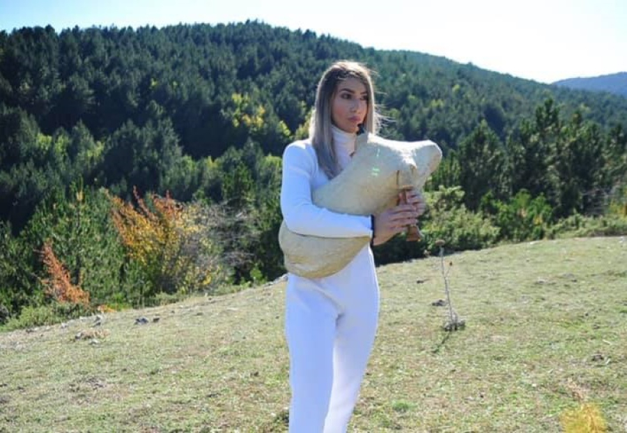 Δεν άφησαν νεαρή μουσικό να παίξει σε ποντιακή εκδήλωση γιατί φορούσε... σορτσάκι!