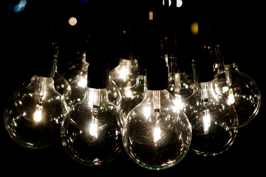 Ρεύμα: Μεγαλώνει η «ομπρέλα» στήριξης, ποιοι θα έχουν επιδότηση στα τιμολόγια το 2024