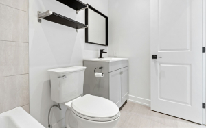 Πότε πρέπει να κλείνετε το καπάκι της τουαλέτας, σύμφωνα με τους ειδικούς