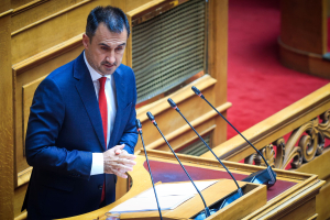 Χαρίτσης για νίκη Μαμντάνι: Ένα φάντασμα πλανάται