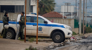 Αστυνομική έφοδος στον Ασπρόπυργο μετά το άγριο επεισόδιο με πυροβολισμούς