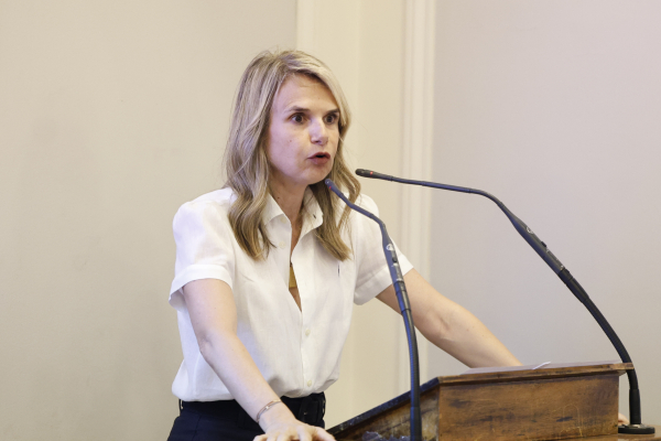 Μιλένα Αποστολάκη κατά κυβέρνησης για το θέμα της ενδοοικογενειακής βίας