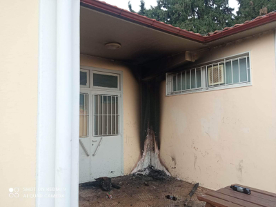 Θεσσαλονίκη: Βανδάλισαν και έβαλαν φωτιά σε νηπιαγωγείο του δήμου Θέρμης