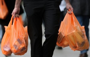 Έπαιξαν "ξύλο" για την απαγόρευση πλαστικής σακούλας