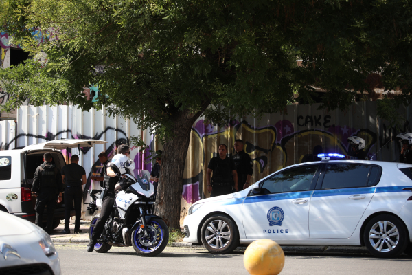 Θρίλερ στην Κυψέλη: Σε εξέλιξη οι έρευνες για τη σορό γυναίκας που βρέθηκε σε βαλίτσα